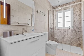 Dusche, Haartrockner, Handtücher