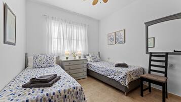 2 slaapkamers, een strijkplank/strijkijzer, gratis wifi, beddengoed