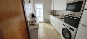 Fridge, microwave, oven, stovetop - Casahost Fuerteventura Golf (Caleta de Fuste - Antigua)