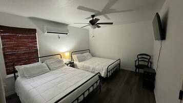 1 makuuhuone, työpöytä, silitysrauta/-lauta, vauvan matkasänky