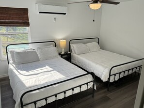 1 makuuhuone, työpöytä, silitysrauta/-lauta, vauvan matkasänky