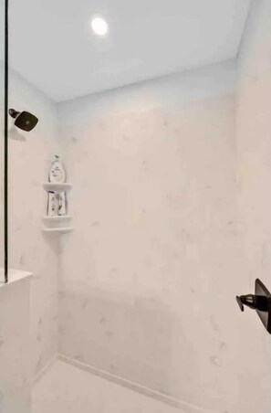 Douche, sèche-cheveux, serviettes fournies, savon