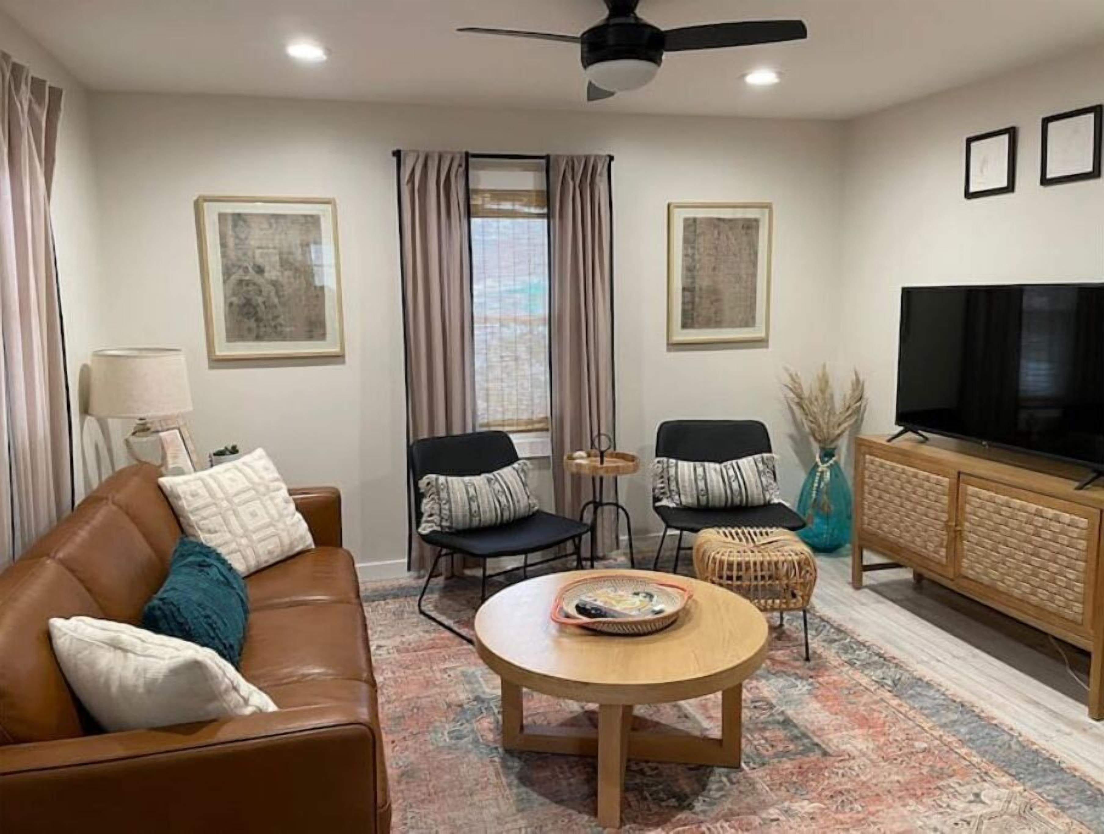 Happy Place: Charmed Woodside Cottage — Geneva On The Lake, near strip