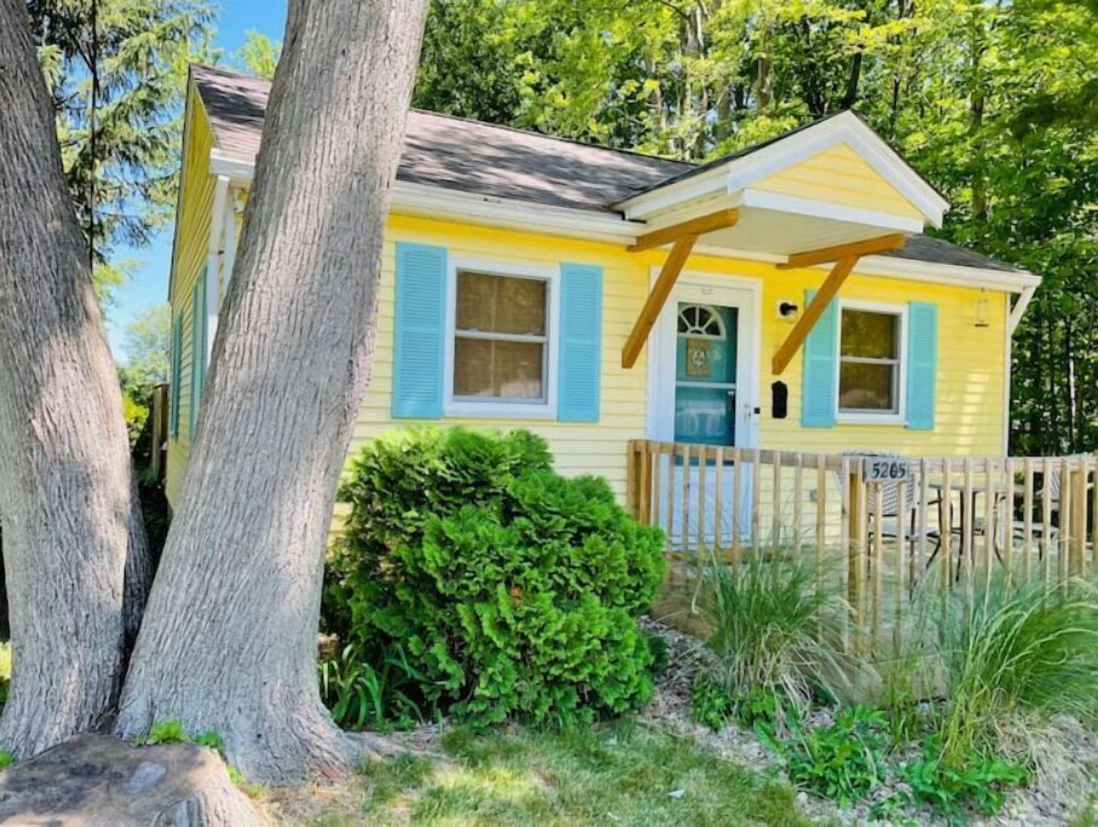 Happy Place: Charmed Woodside Cottage — Geneva On The Lake, near strip