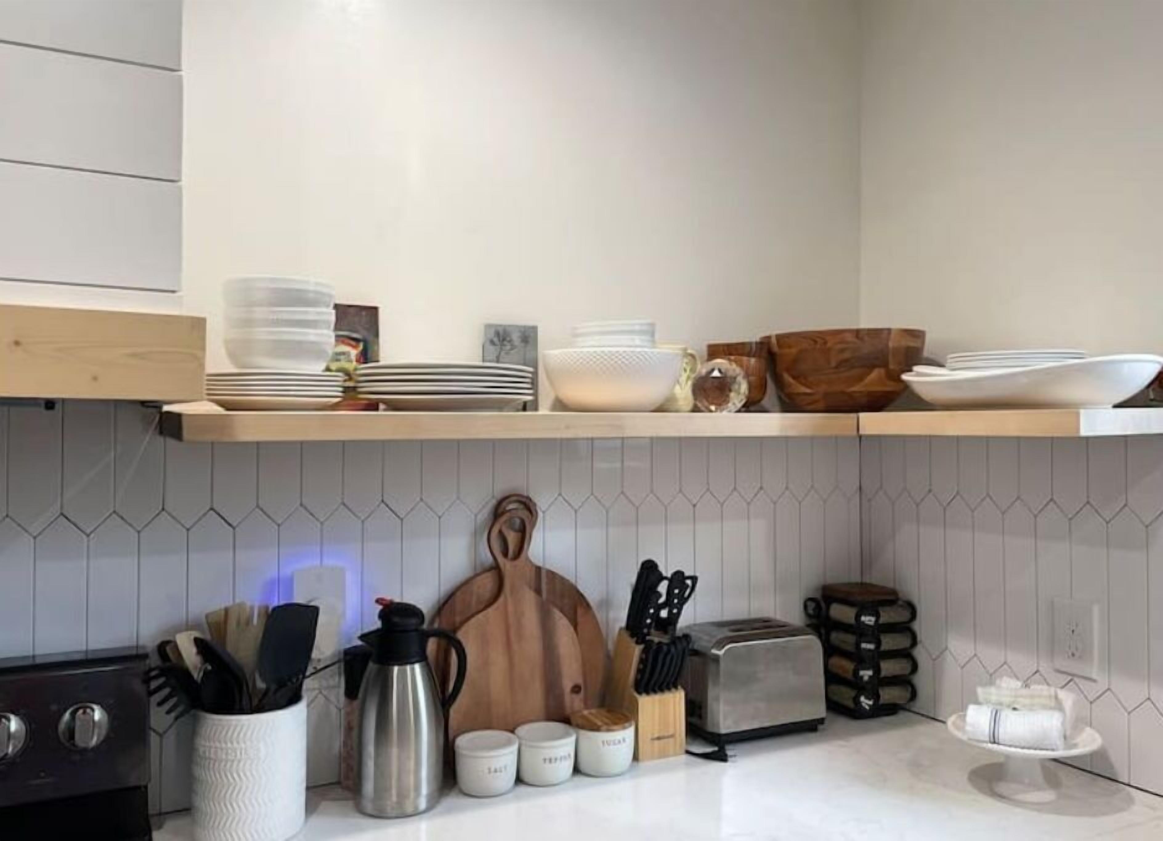 Happy Place: Charmed Woodside Cottage — Geneva On The Lake, near strip