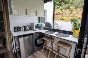 Kühlschrank, Mikrowelle, Wasserkocher mit Kaffee-/Teezubehör