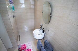 Douche, sèche-cheveux, serviettes fournies, savon