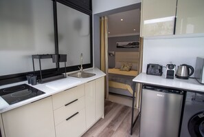 1 dormitorio, escritorio, tabla de planchar con plancha y wifi