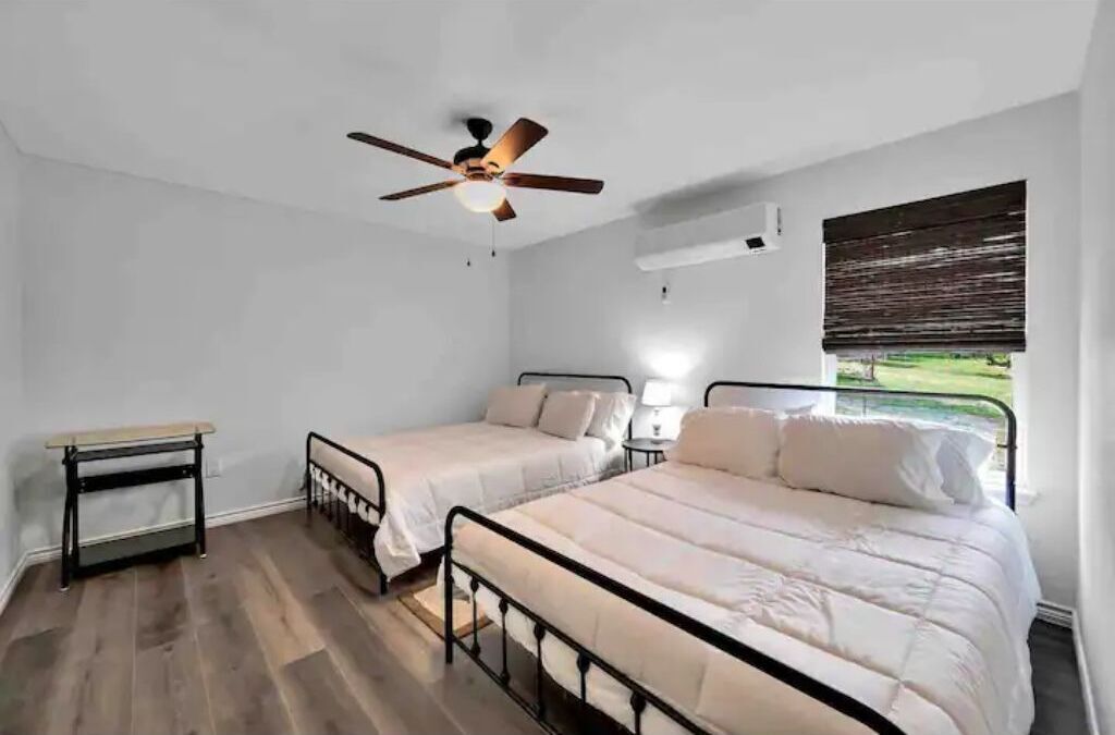 1 chambre, bureau, fer et planche à repasser, lit de bébé portatif