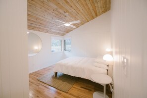 4 bedrooms, in-room safe, desk, iron/ironing board