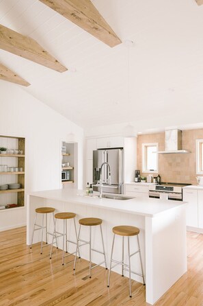 冷蔵庫、電子レンジ、オーブン、コンロ