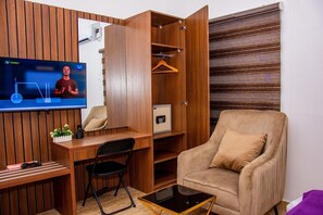 En 48-tommers plasma-TV med Parabol-TV samt TV