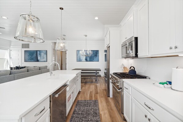 Frigorífic, microones, forn i placa de cuina 