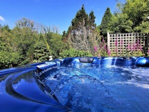 Outdoor spa tub - Ivy Cottage (Llanfyrnach)