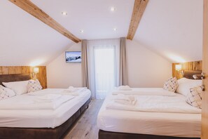 4 bedrooms, iron/ironing board, free WiFi, bed sheets