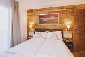 4 slaapkamers, een strijkplank/strijkijzer, gratis wifi, beddengoed