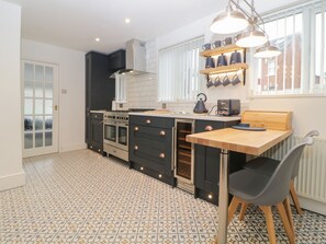 Refrigerador, lavavajillas, tetera eléctrica y tostadora 