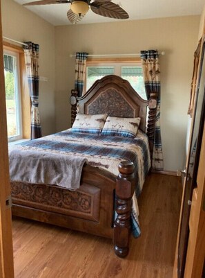 2 bedrooms, desk, iron/ironing board, WiFi