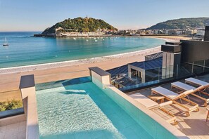 Seasonal outdoor pool, pool umbrellas, pool loungers - Nobu Hotel San Sebastián (San Sebastián)