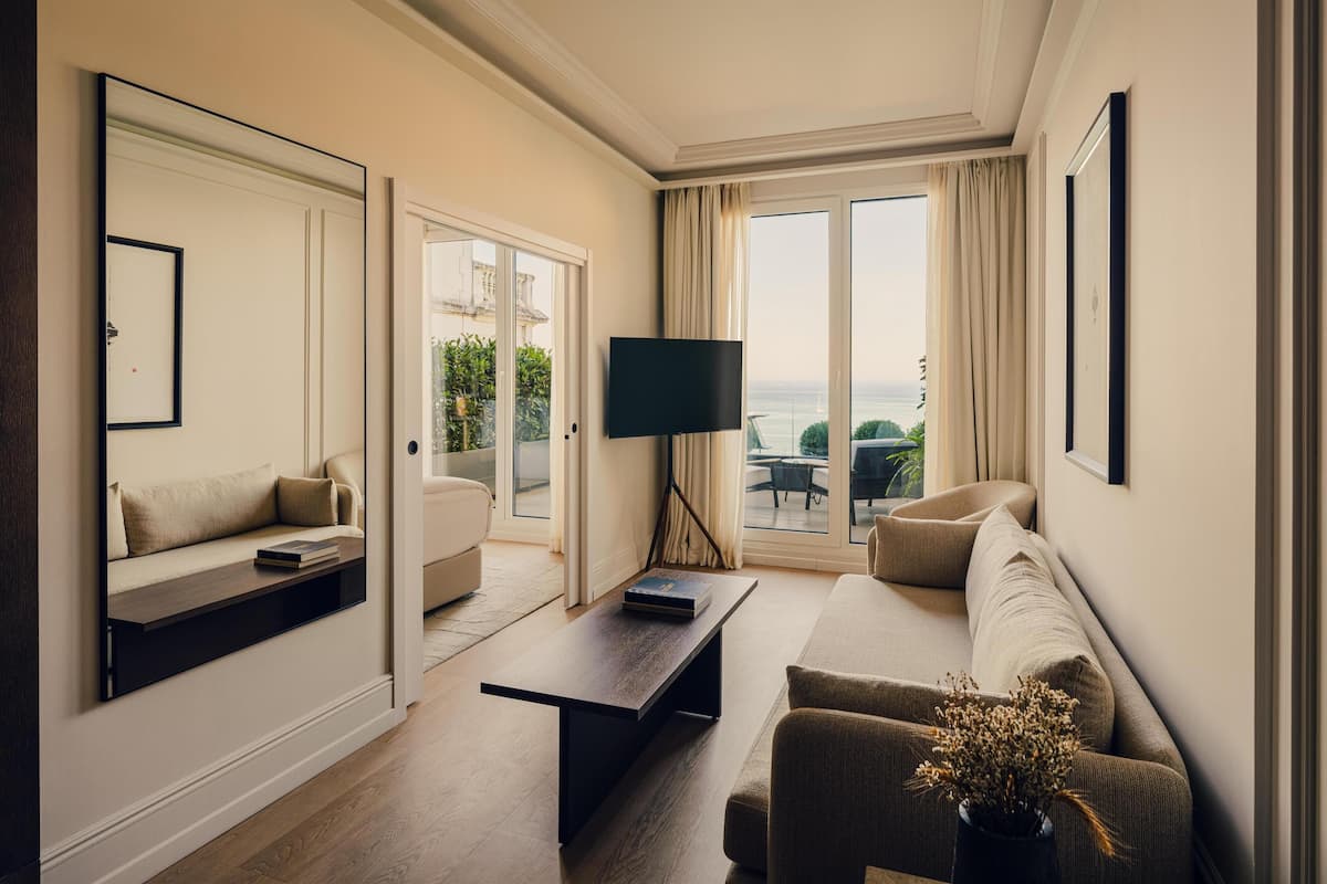 Suite (Yuhi) | Egyptian cotton sheets, premium bedding, down comforters, pillowtop beds