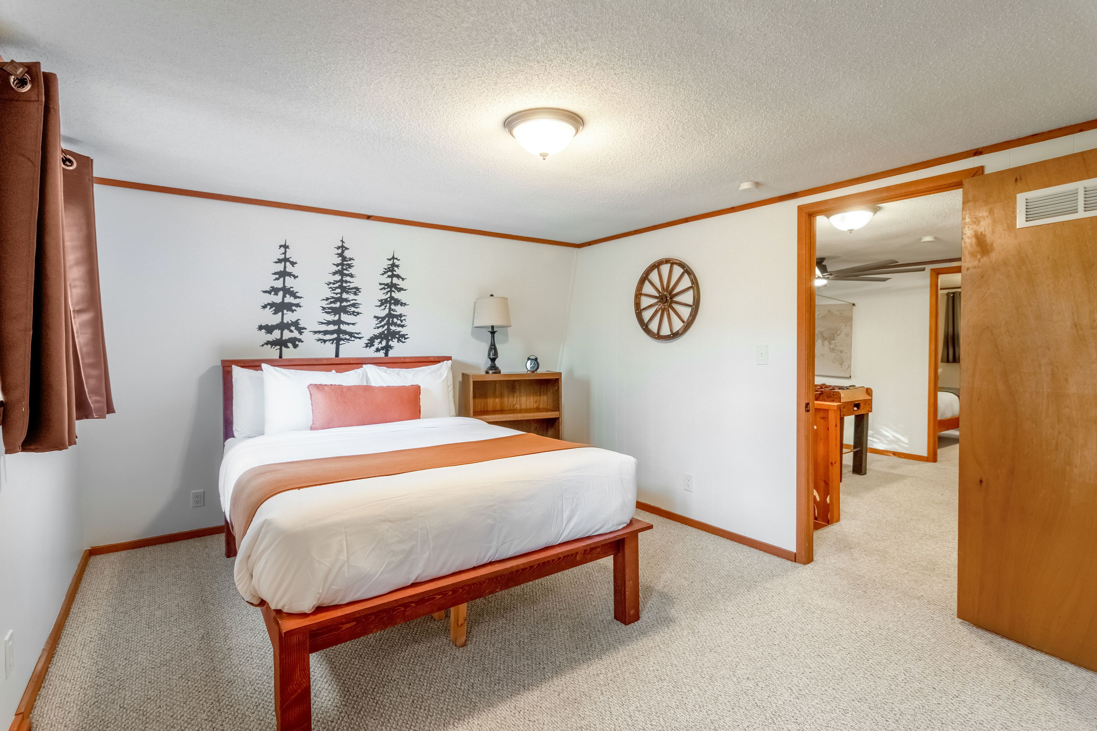 Sleeps 8! Fire Pit, Games, 15 Mins from Downtown Blue Ridge