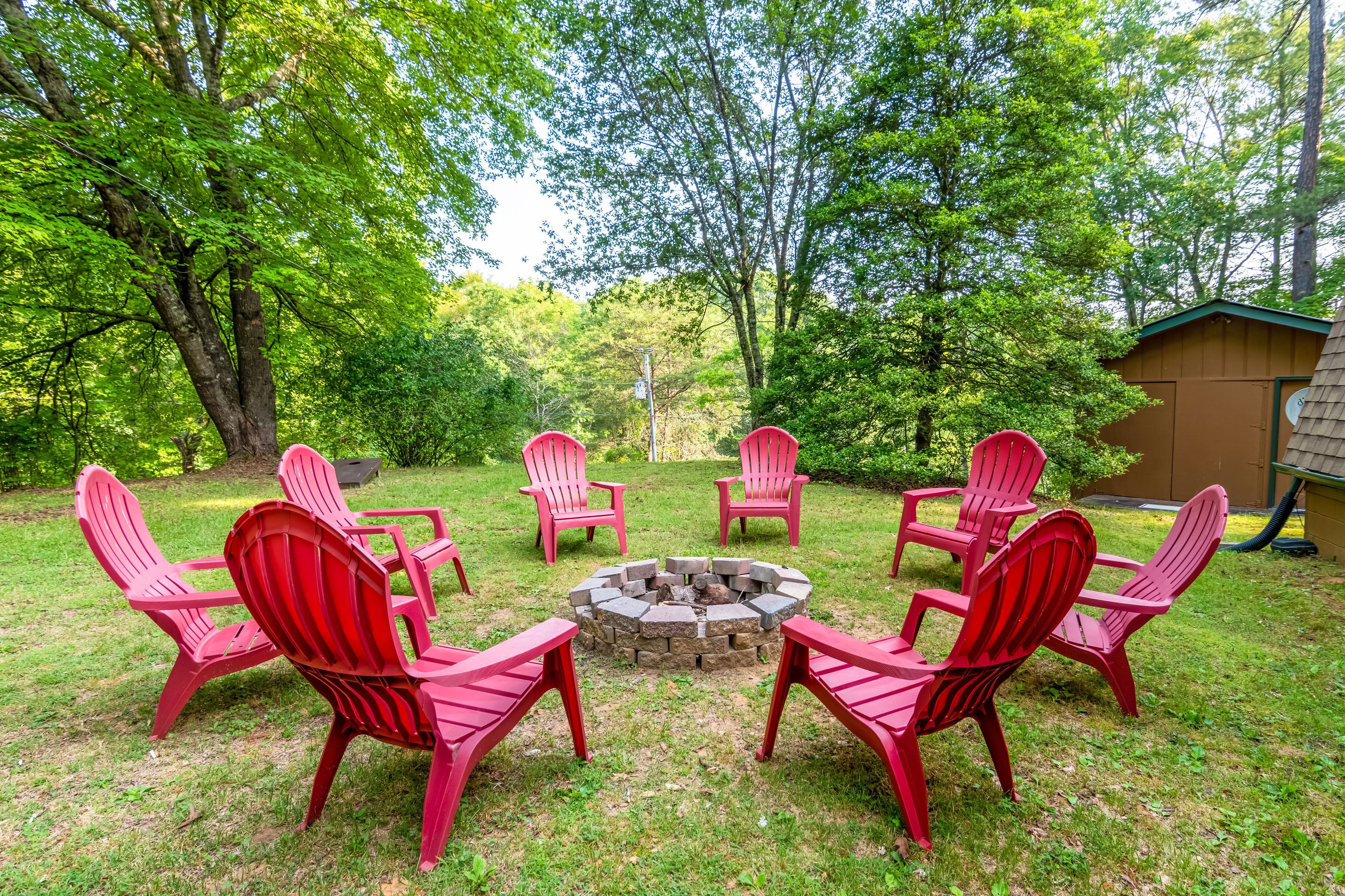 Sleeps 8! Fire Pit, Games, 15 Mins from Downtown Blue Ridge