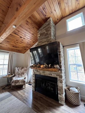 Een televisie, een tafeltennistafel en boeken