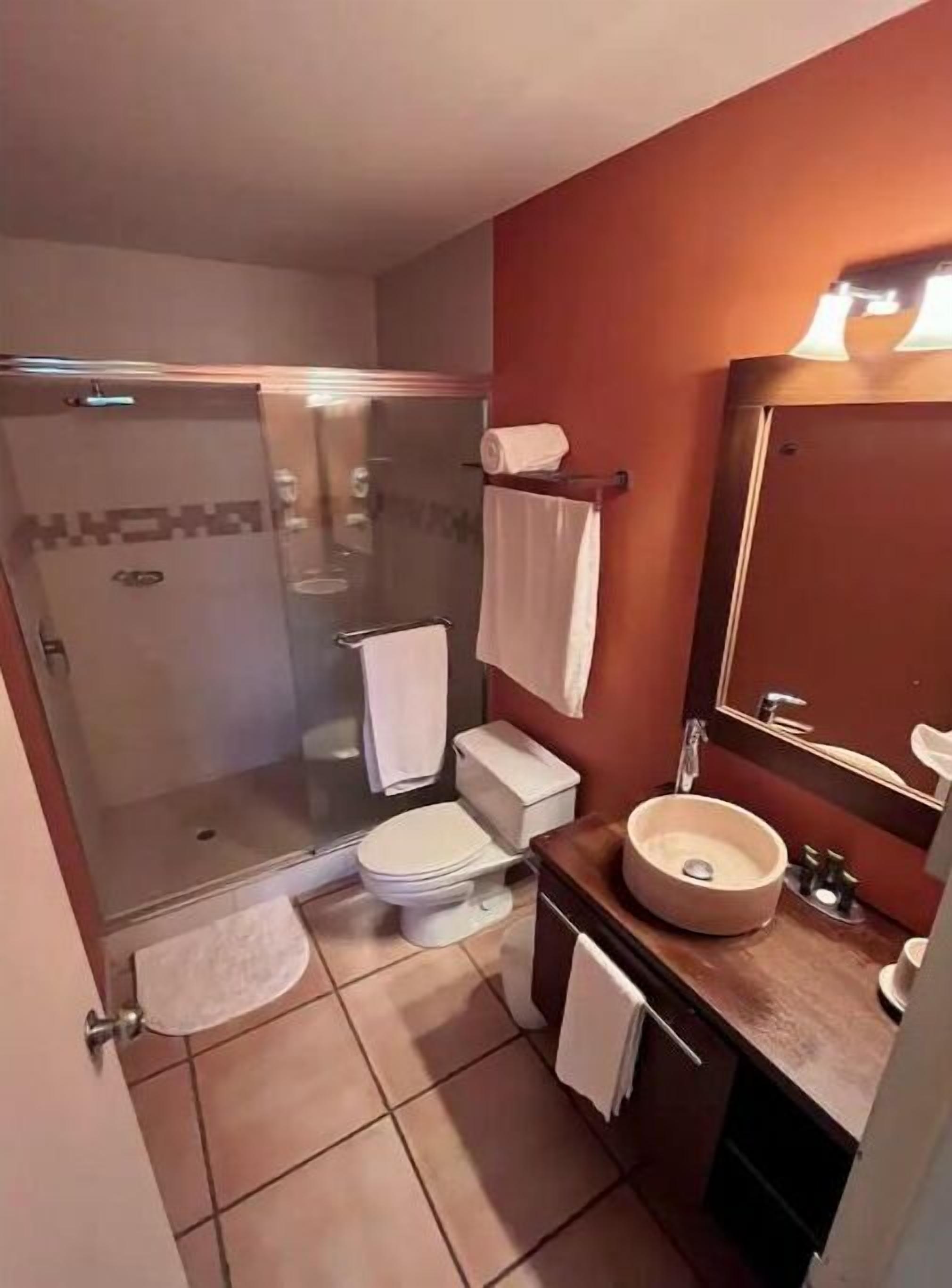 Een douche, een haardroger, handdoeken, zeep
