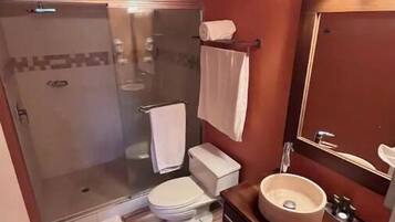 Een douche, een haardroger, handdoeken, zeep