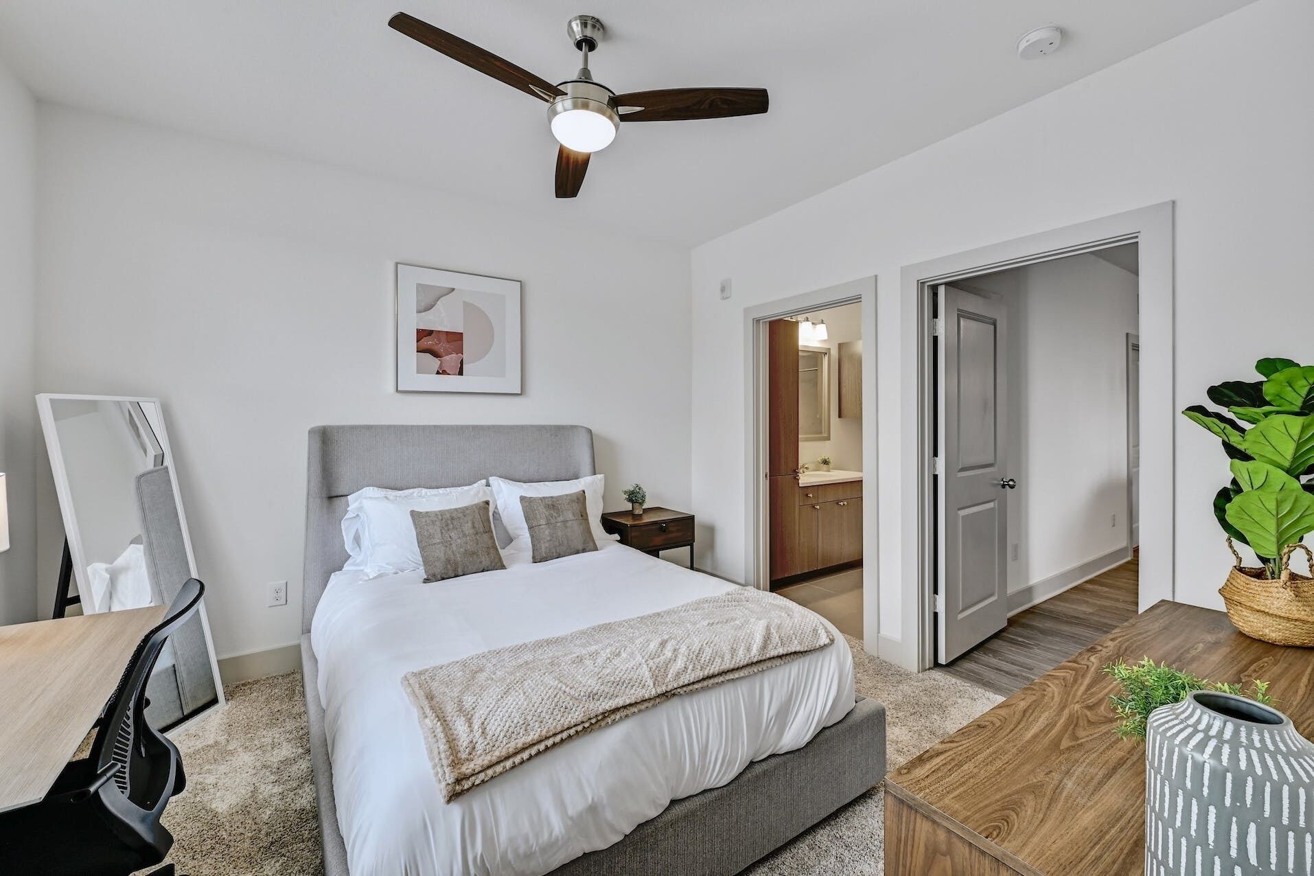 Lux 2Bed/2Bath Apt + King Bed + 1G WiFi