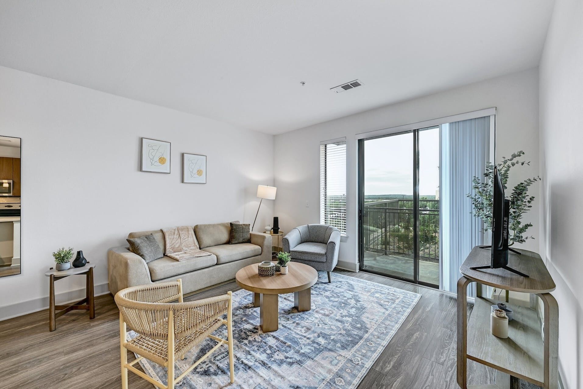 Lux 2Bed/2Bath Apt + King Bed + 1G WiFi