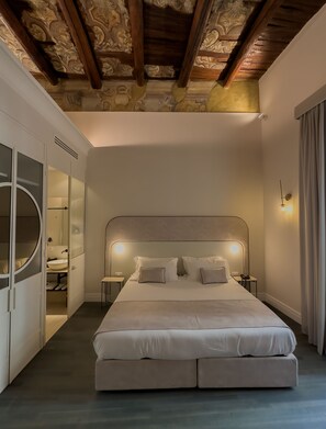 1 bedroom, Egyptian cotton sheets, premium bedding, down comforters
