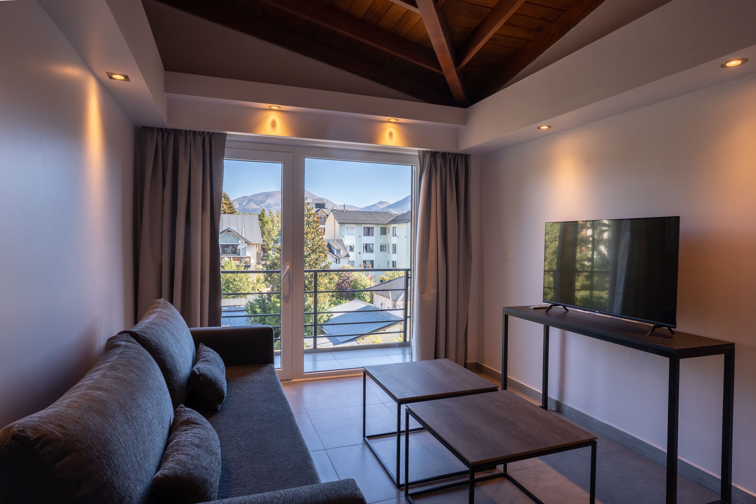 Căn hộ dành cho gia đình | Khu phòng khách | TV LCD 43-inch có truyền hình cáp, TV, sàn nhà có sưởi 