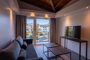 ファミリー アパートメント | リビング エリア | 43 インチの液晶テレビ (ケーブル放送視聴可)、テレビ、床暖房