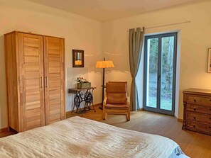 3 室のベッドルーム、デスク、旅行用ベビーベッド、WiFi (無料)