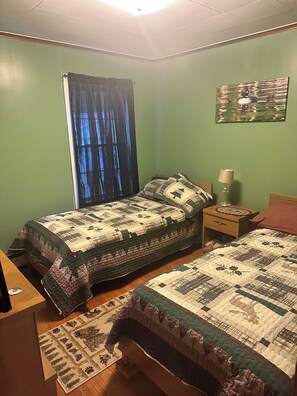 2 bedrooms, iron/ironing board, WiFi, bed sheets - Direct Trail Access! Downtown - Full Home! (Millinocket)