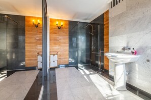 Douche, sèche-cheveux, bidet, serviettes fournies