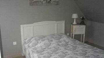 4 habitaciones y tabla de planchar con plancha