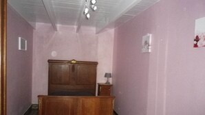 Ein Schlafzimmer mit einem hölzernen Bett, einem Nachttisch und einer Lampe.
