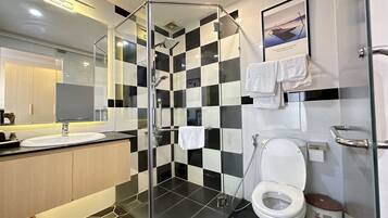 Superior Twin Room | Bathroom | Shower, free toiletries, slippers, towels