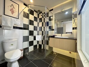 Chambre Double Supérieure | Salle de bain | Douche, articles de toilette gratuits, chaussons, serviettes fournies