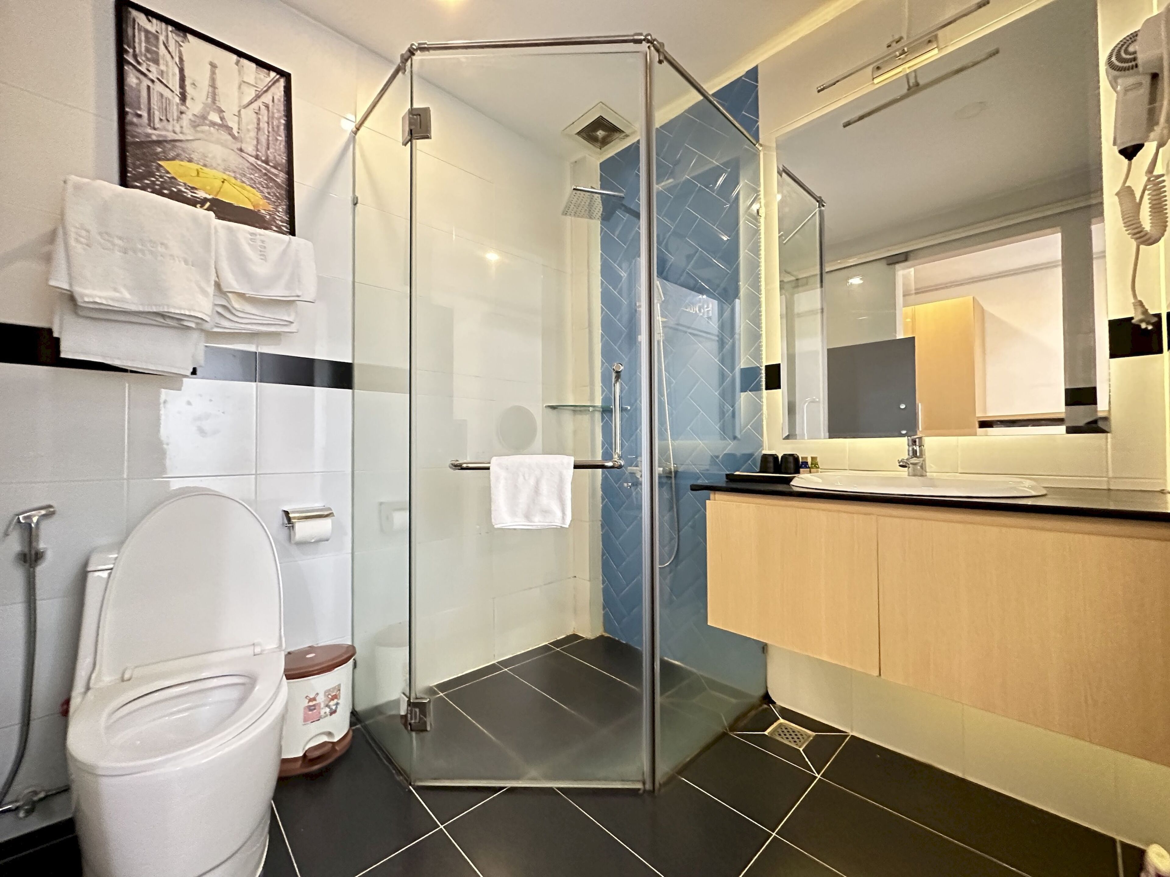 Habitación doble estándar | Baño | Regadera, amenidades de baño gratuitas, pantuflas, toallas 