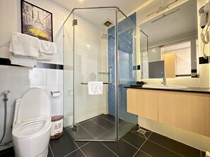 Dobbeltrom – standard | Bad | Dusj, toalettartikler (inkludert), tøfler og håndklær