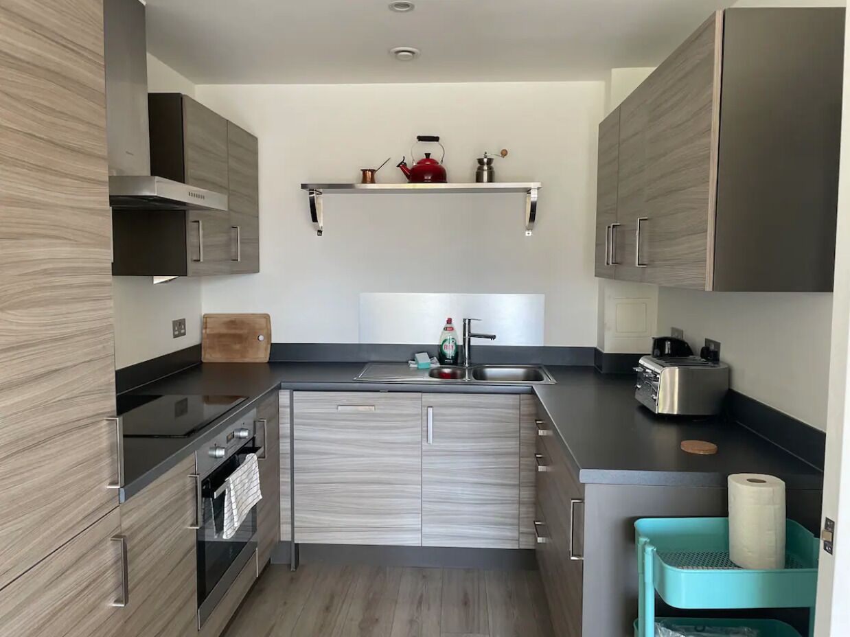 Kjøleskap, ovn, kokeplater og oppvaskmaskin