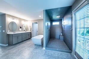 Badewanne, Haartrockner, Handtücher