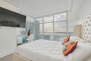 3 bedrooms, desk, iron/ironing board, travel crib