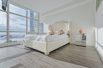 Gorgeous 2 BD w Stunning LAKE View + FREE Parking!