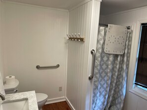 Shower, towels, soap, shampoo - Maggie's Place (Lookout Mountain)