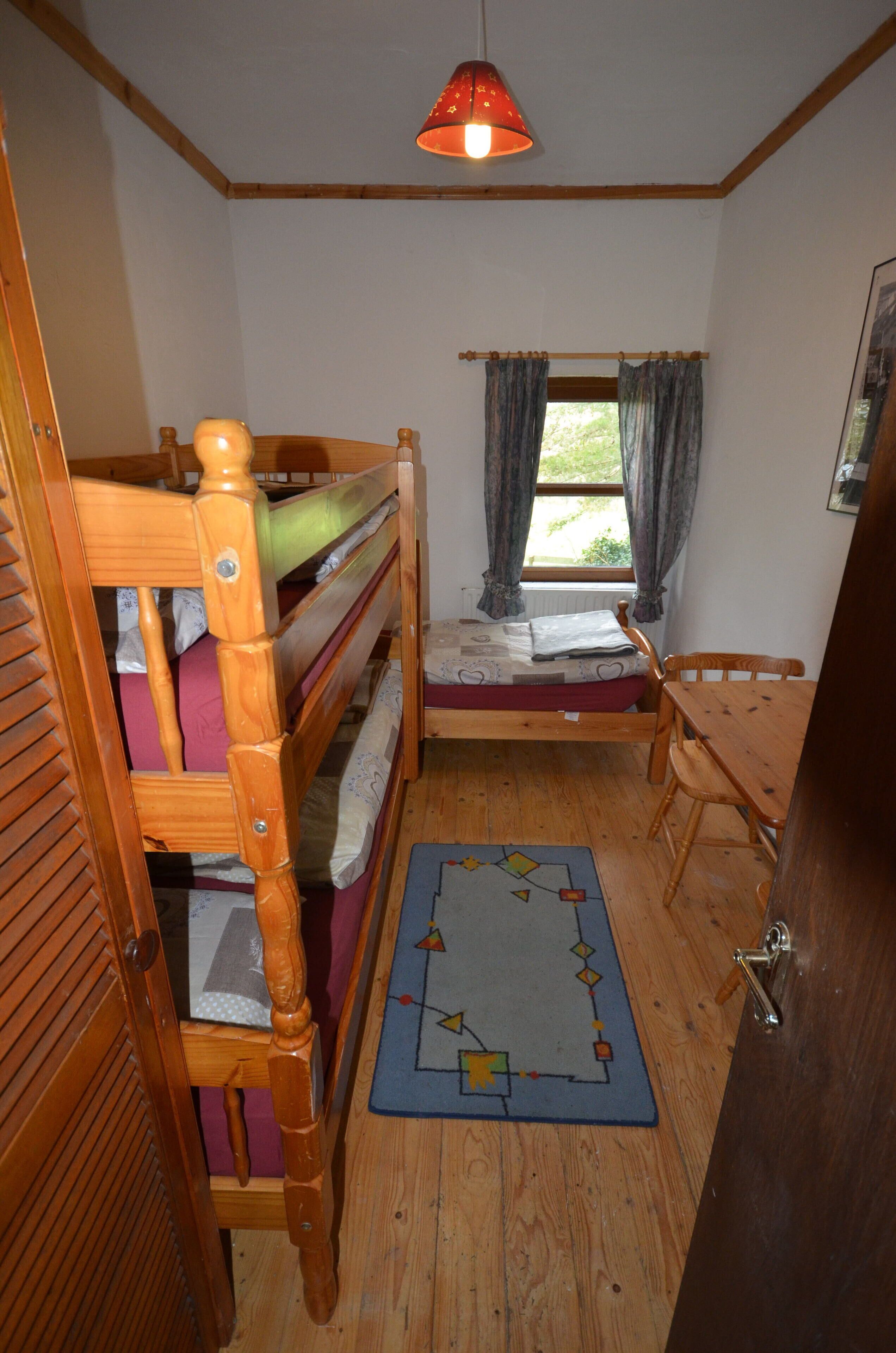 Holiday home for up to 6 people on Lough Allua, West Cork