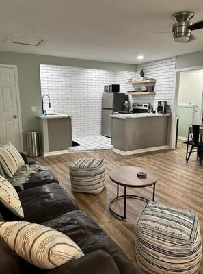 Smart TV, books - Alderman Park Abode (Jacksonville)